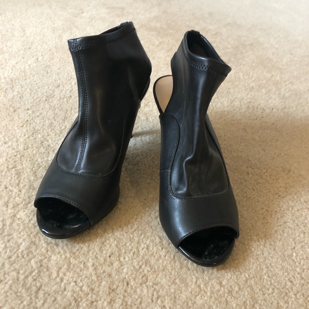 Nine West size 8 shoties. 2.5-3 inch heel. Open back.